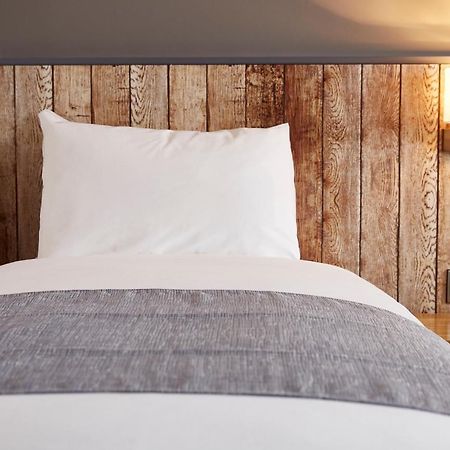 The Churchill By Greene King Inns Royal Wootton Bassett Eksteriør billede