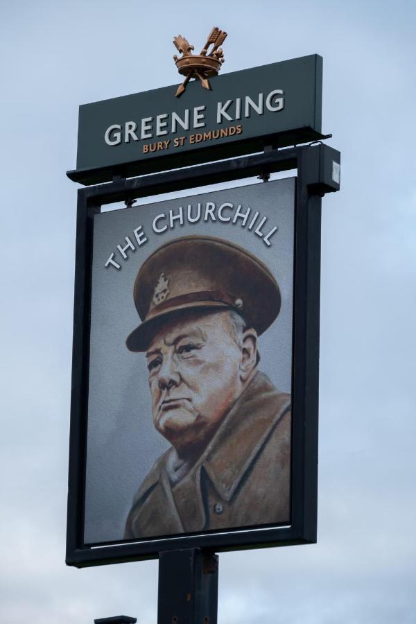 The Churchill By Greene King Inns Royal Wootton Bassett Eksteriør billede