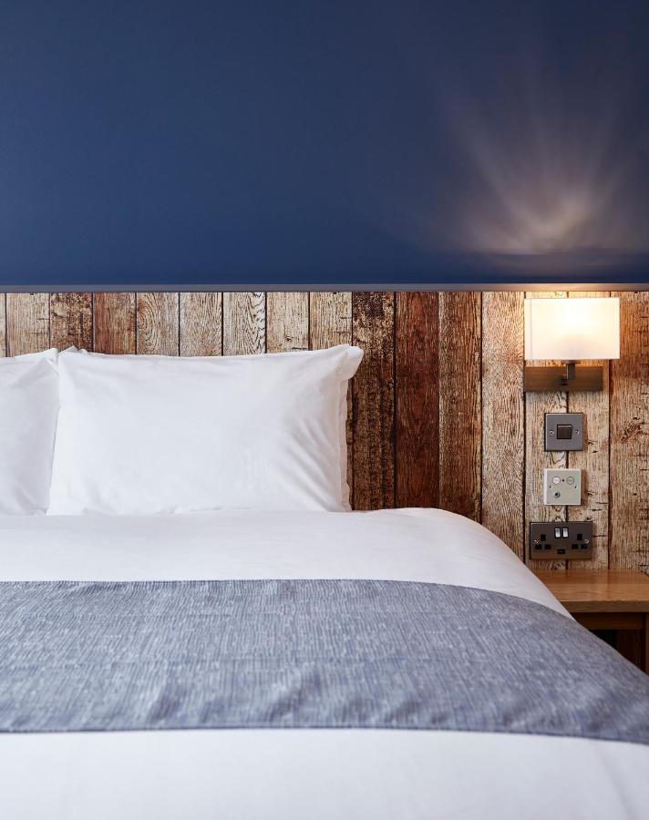 The Churchill By Greene King Inns Royal Wootton Bassett Eksteriør billede