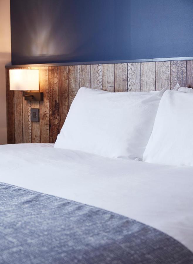 The Churchill By Greene King Inns Royal Wootton Bassett Eksteriør billede