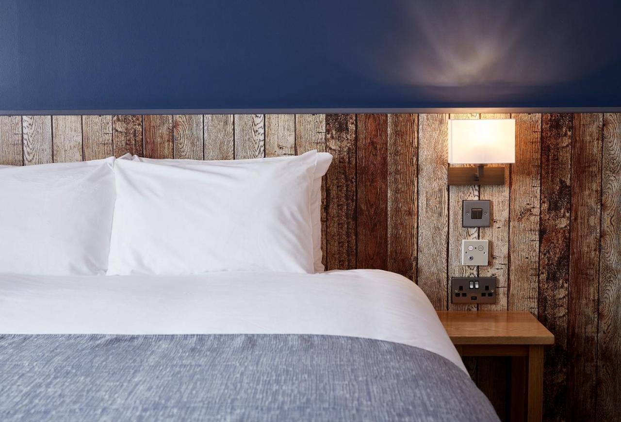 The Churchill By Greene King Inns Royal Wootton Bassett Eksteriør billede