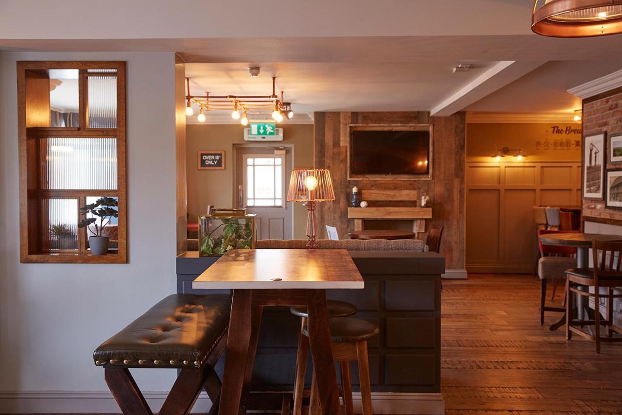 The Churchill By Greene King Inns Royal Wootton Bassett Eksteriør billede