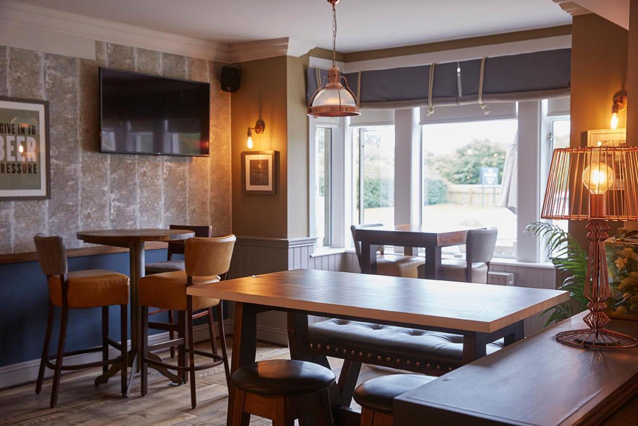 The Churchill By Greene King Inns Royal Wootton Bassett Eksteriør billede