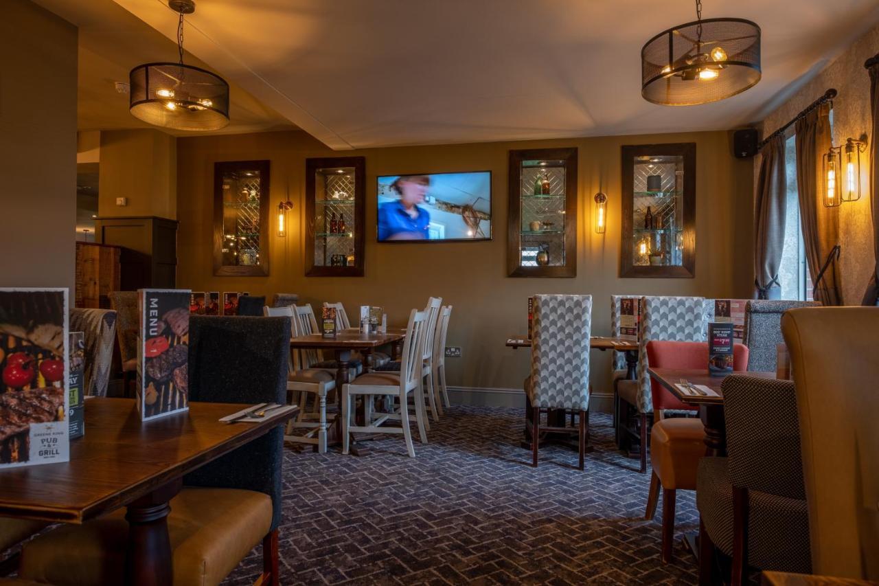 The Churchill By Greene King Inns Royal Wootton Bassett Eksteriør billede