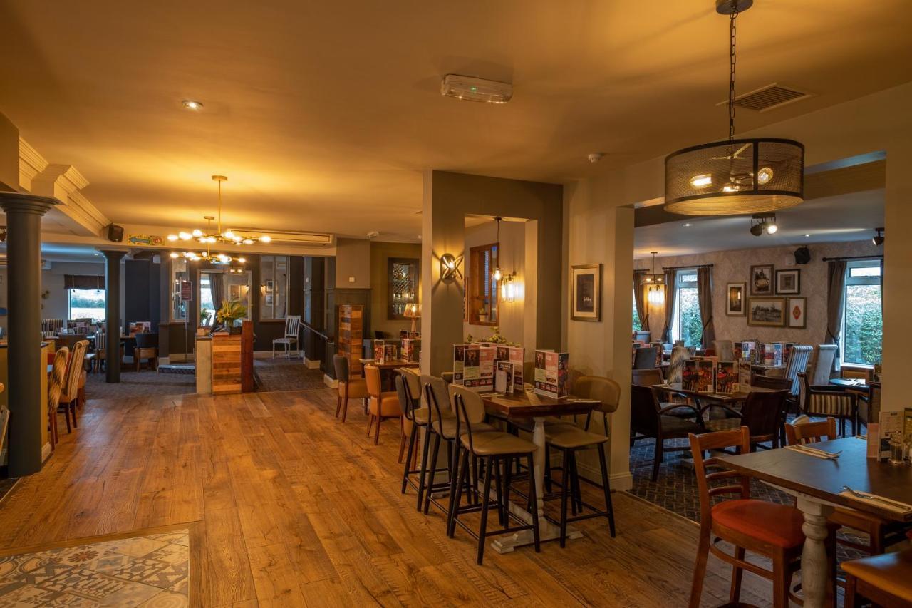 The Churchill By Greene King Inns Royal Wootton Bassett Eksteriør billede