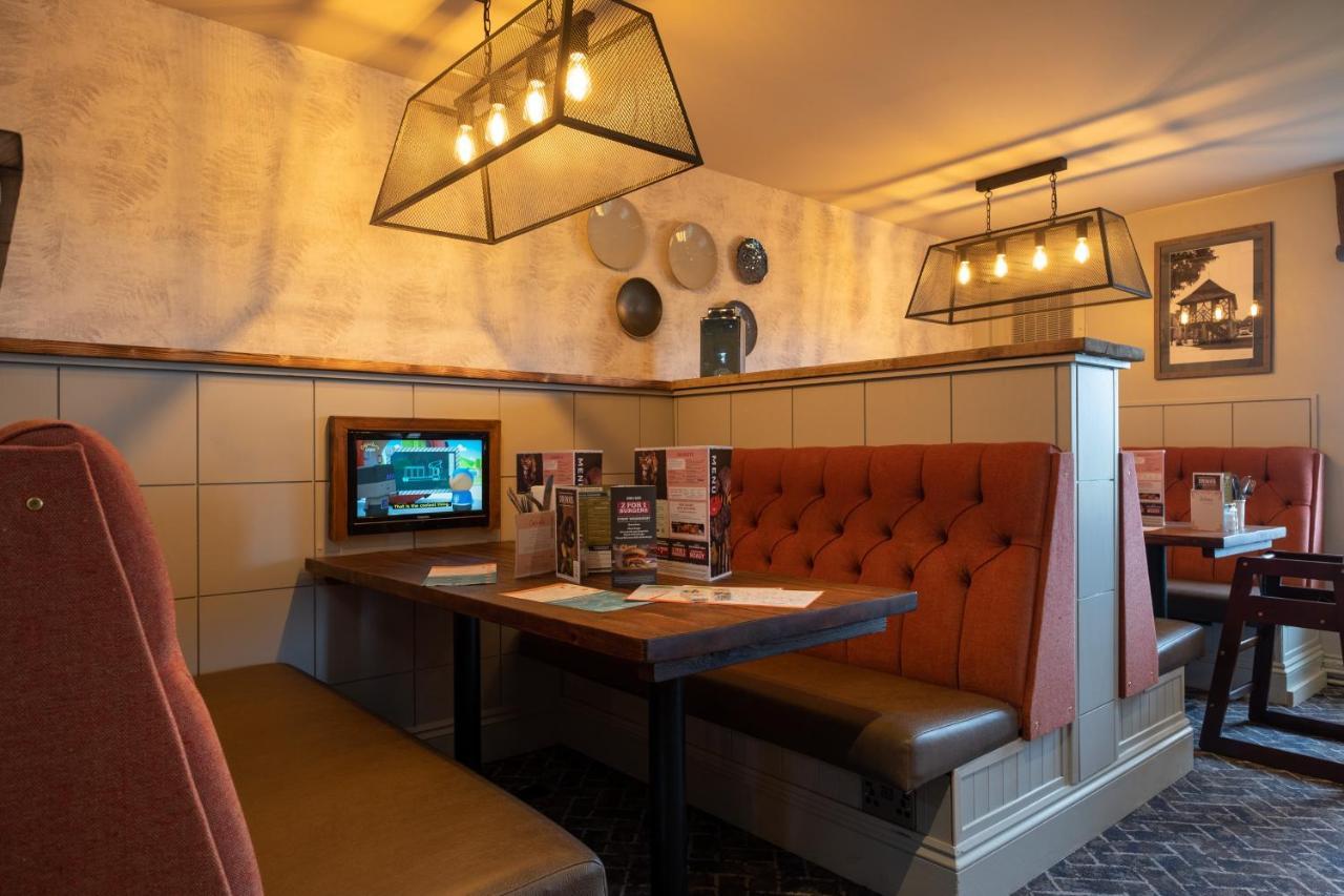 The Churchill By Greene King Inns Royal Wootton Bassett Eksteriør billede