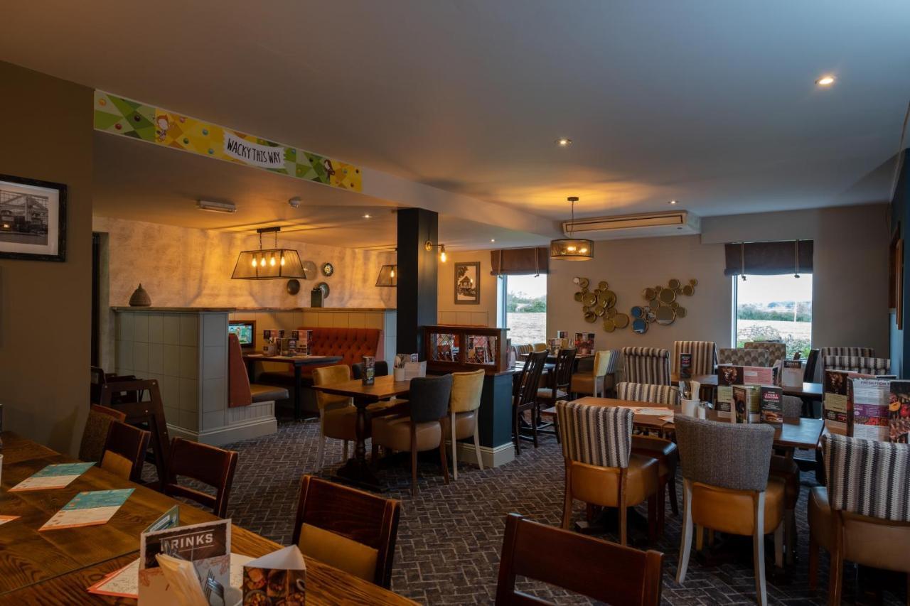 The Churchill By Greene King Inns Royal Wootton Bassett Eksteriør billede