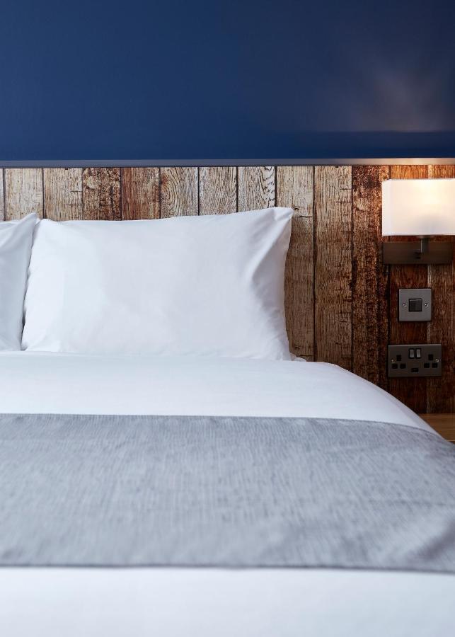 The Churchill By Greene King Inns Royal Wootton Bassett Eksteriør billede