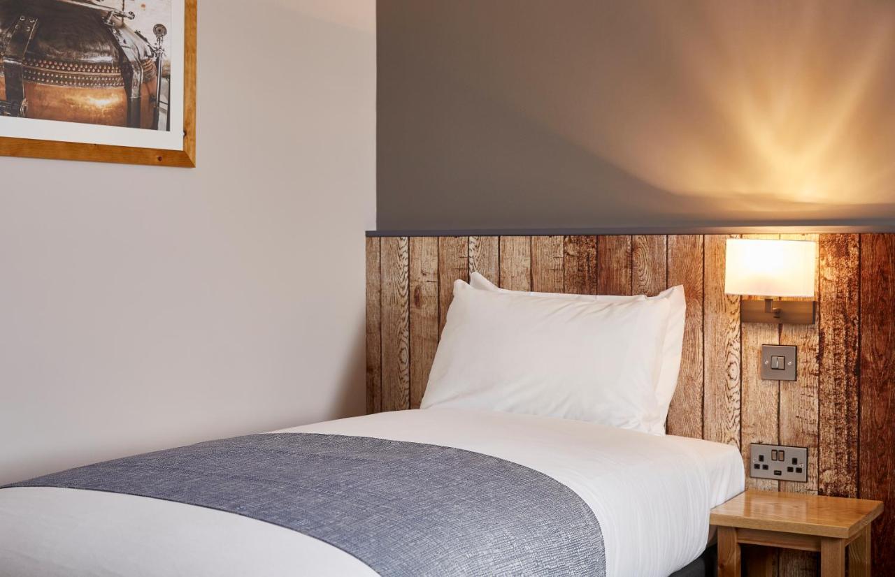 The Churchill By Greene King Inns Royal Wootton Bassett Eksteriør billede