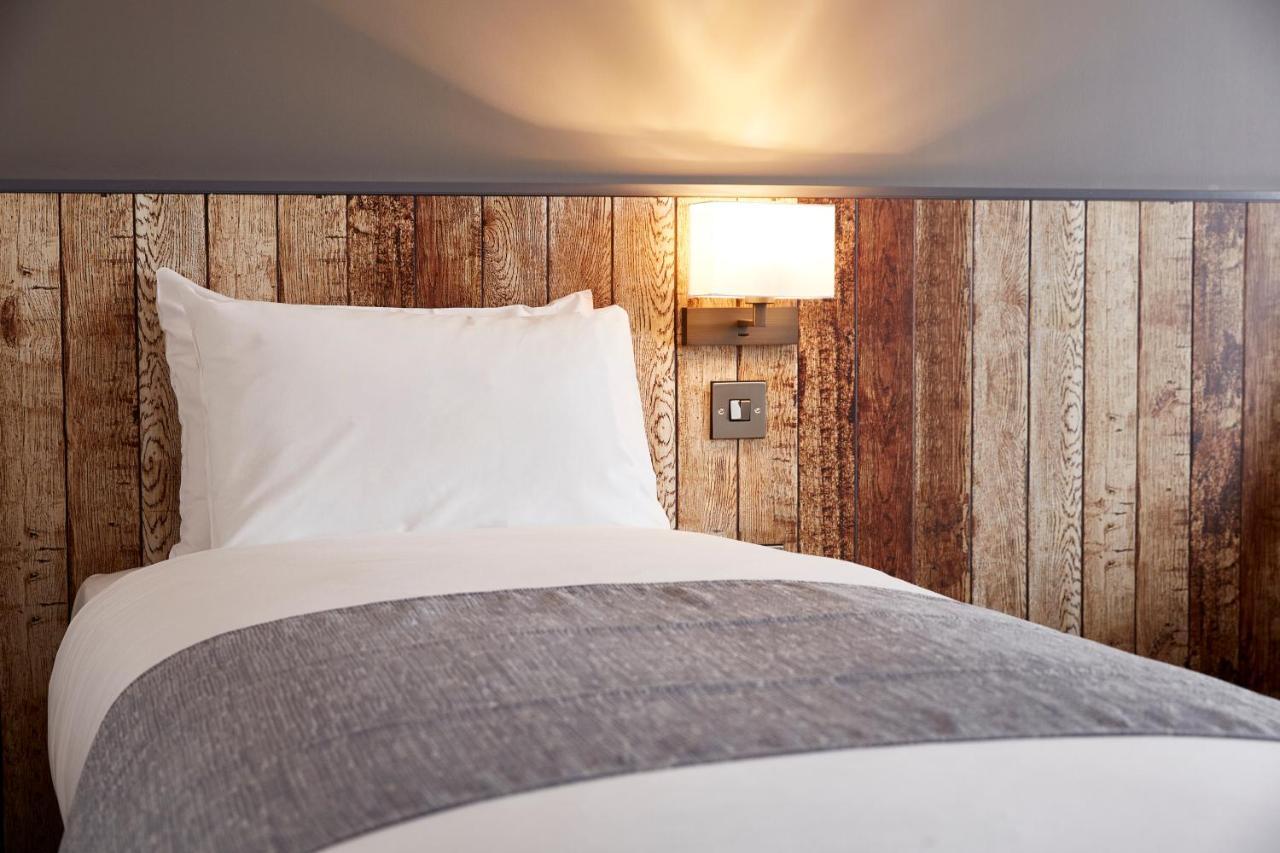 The Churchill By Greene King Inns Royal Wootton Bassett Eksteriør billede