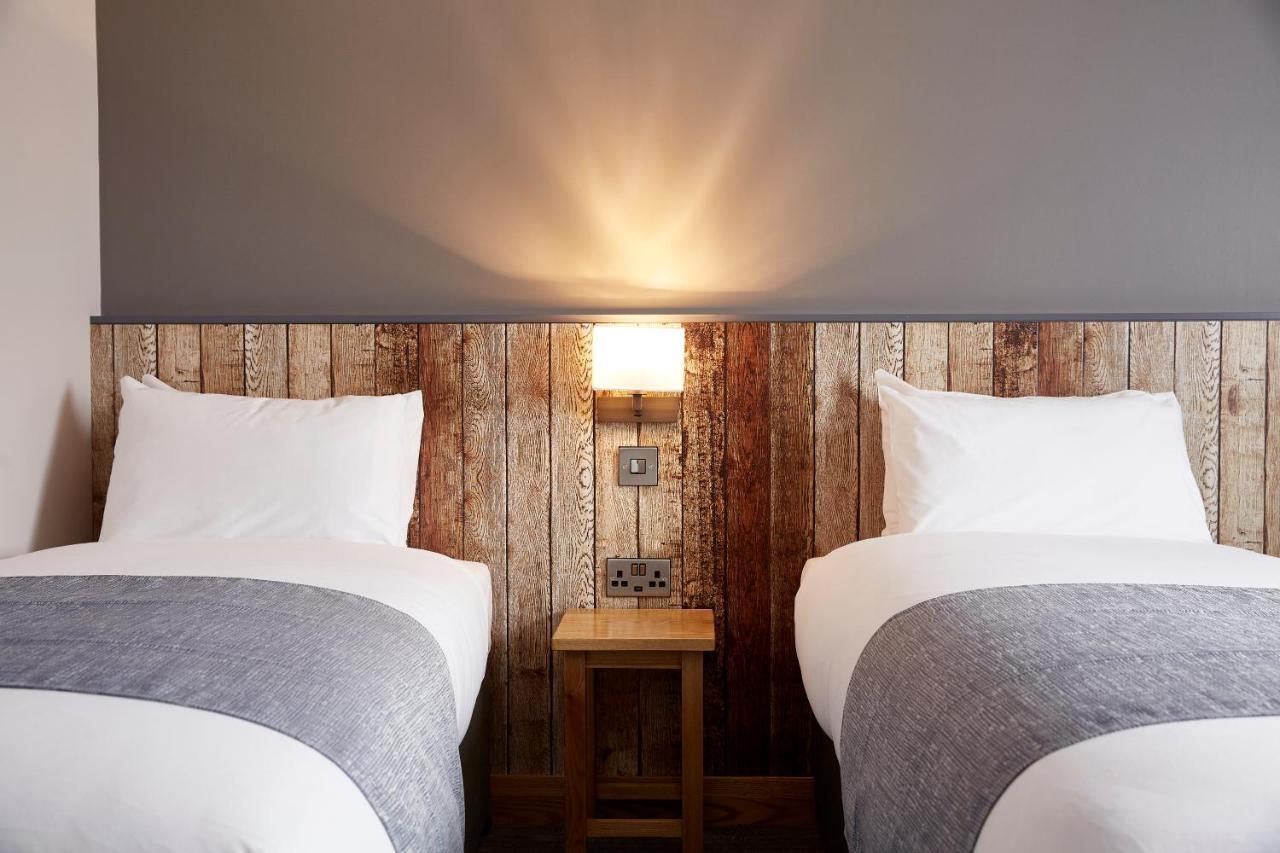 The Churchill By Greene King Inns Royal Wootton Bassett Eksteriør billede