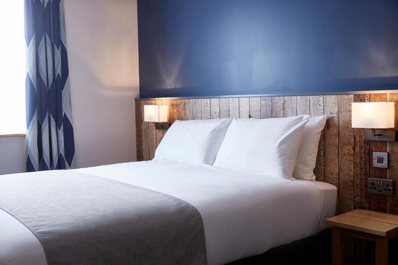 The Churchill By Greene King Inns Royal Wootton Bassett Eksteriør billede