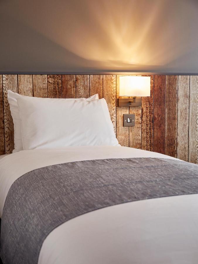 The Churchill By Greene King Inns Royal Wootton Bassett Eksteriør billede