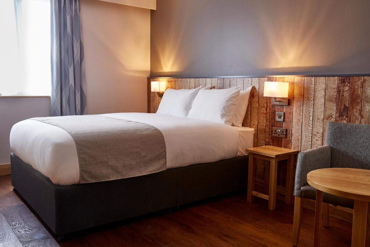 The Churchill By Greene King Inns Royal Wootton Bassett Eksteriør billede
