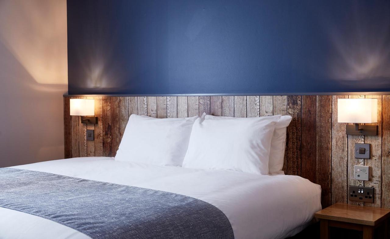 The Churchill By Greene King Inns Royal Wootton Bassett Eksteriør billede