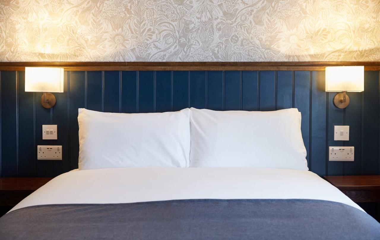 The Churchill By Greene King Inns Royal Wootton Bassett Eksteriør billede
